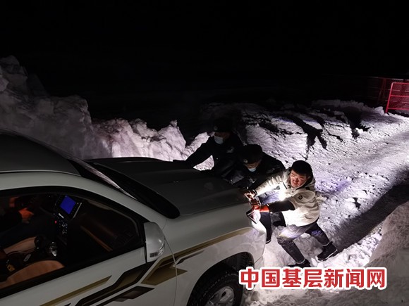 车辆被困雪地移民警察及时救援