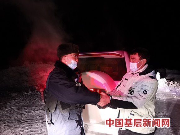 车辆被困雪地移民警察及时救援