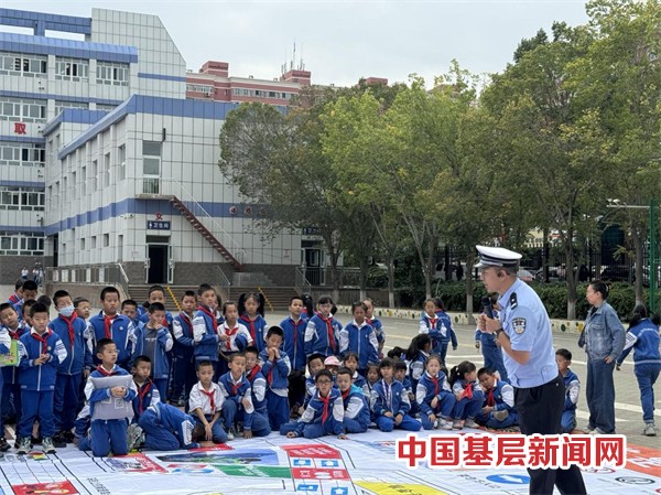 “知危险 会避险” 交通安全“警”相随