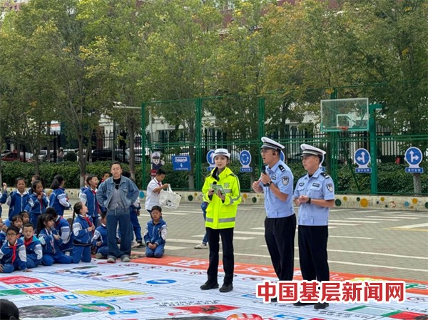 “知危险 会避险” 交通安全“警”相随