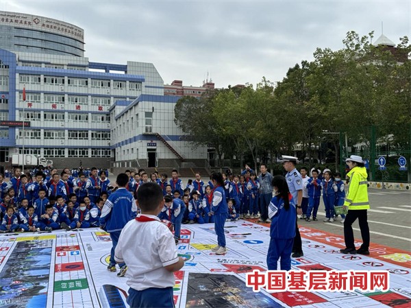 “知危险 会避险” 交通安全“警”相随