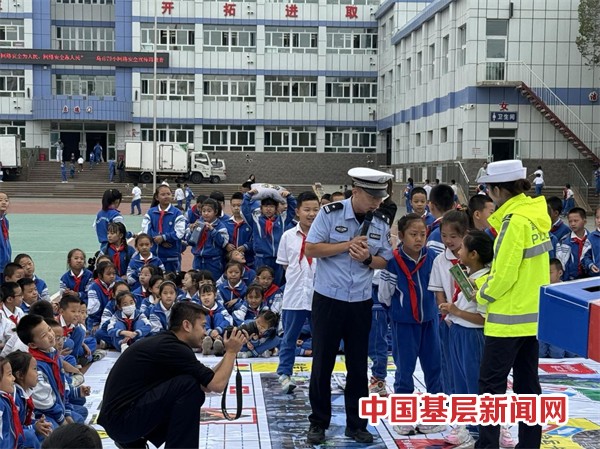 “知危险 会避险” 交通安全“警”相随