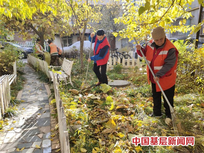 “开启美颜模式 美化小区环境”  卫生大扫除活动