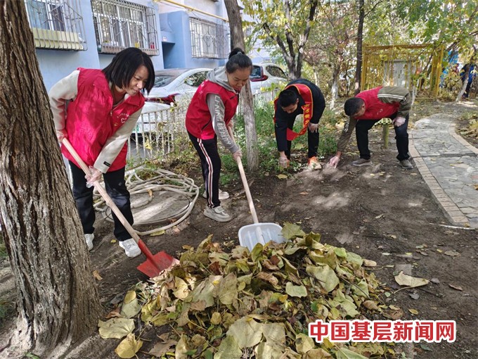 “开启美颜模式 美化小区环境”  卫生大扫除活动